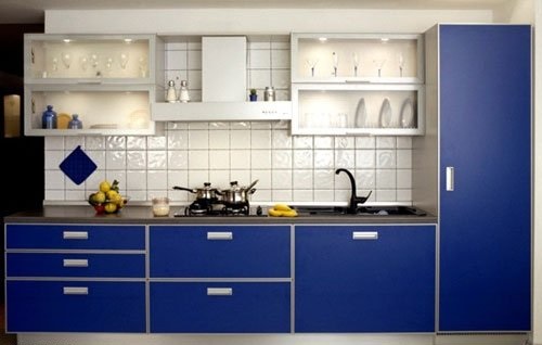 Кухня с фасадами ДСП в алюминиевом профиле синяя